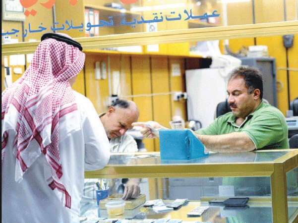 تضييق على عمليات التحويل في شركات الصرافة خوفا من شبهات غسيل اموال في الصورة زبون باحدى شركات الصرافة 