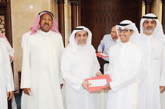 تكريم احد الفائزين	اسامة ابوعطية﻿