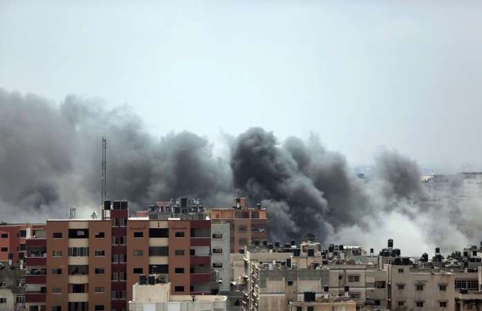  الدخان يتصاعد جراء سقوط صاروخ اسرائيلي على احدى المناطق السكنية في قطاع غزة امس	 اپ ﻿