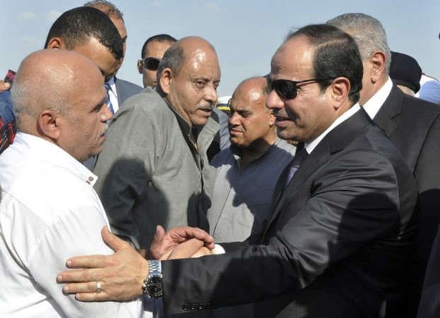الرئيس المصري عبدالفتاح السيسي مواسيا والد احد الجنود بمطار الماظة العسكريامس الاول رويترز ﻿