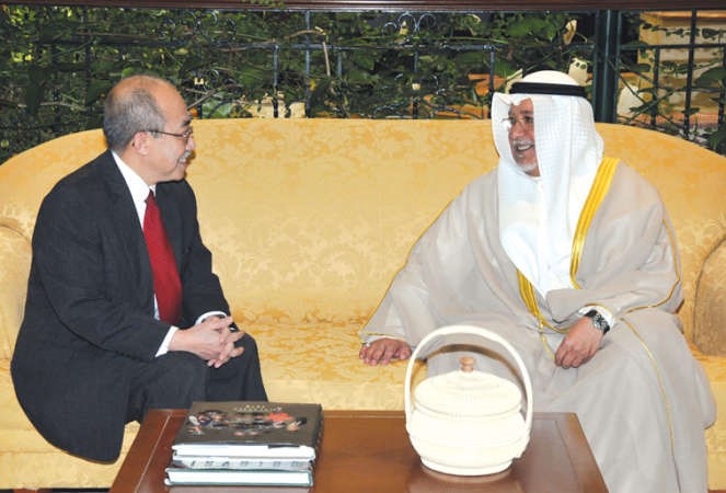 الشيخ علي الجراح خلال تقديم واجب العزاء 