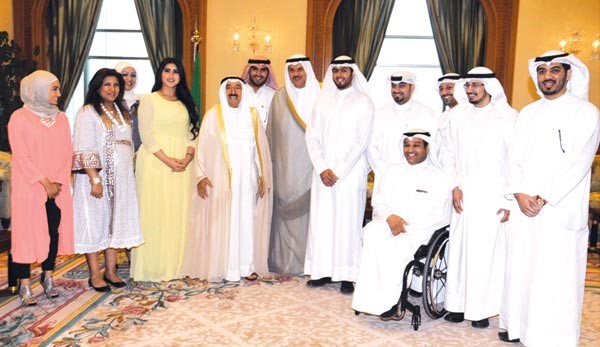 صاحب السمو الامير الشيخ صباح الاحمد لدى استقباله الشيخ سلمان الحمود وابرار المسعود والفائزين بالمراكز العشرة الاولى من برنامج المبادر