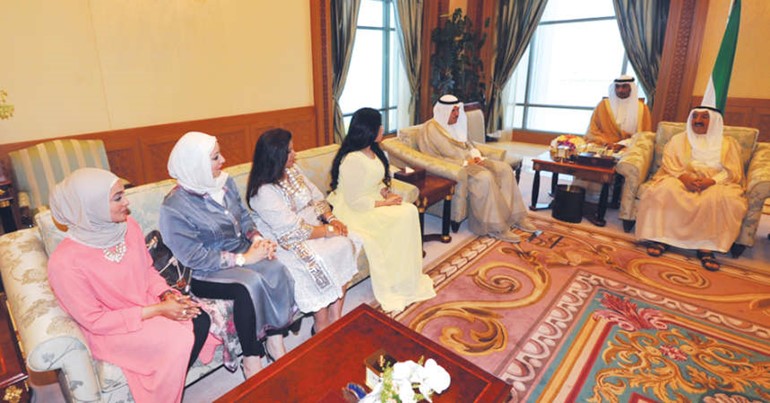 صاحب السمو الامير الشيخ صباح الاحمد مستقبلا الشيخ سلمان الحمود وابرار المسعود والفائزين بالمراكز العشرة الاولى من برنامج المبادر