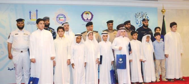 الفريق سليمان الفهد ودعادل الفلاح مع المكرمين في الحفل ﻿