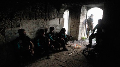 بالفيديو.. 75 عنصرا من داعش يسلمون أنفسهم للجيش الحر