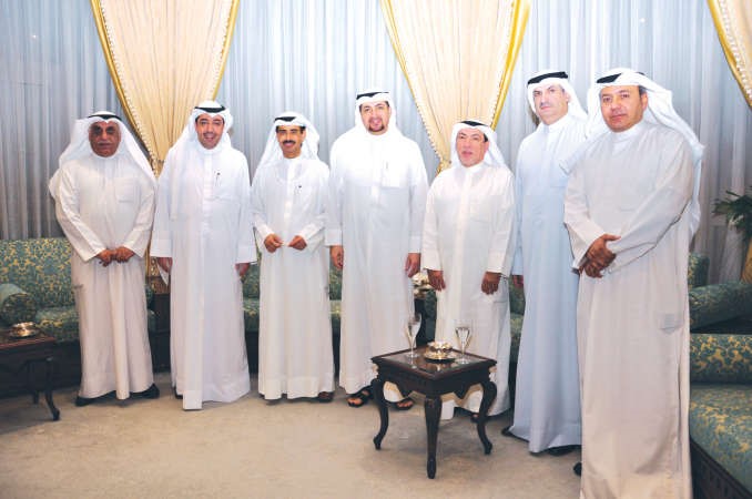 الشيخ خليفة الناصر متوسطا علي الشمري وعلي الهاجري والشيخ طلال الناصر وعدنان القلاف وعبدالعزيز الرباح