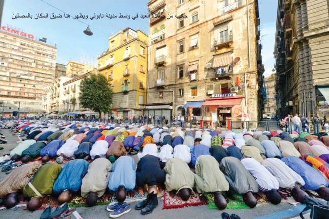 المسلمون يصلون في الشارع بنابولي