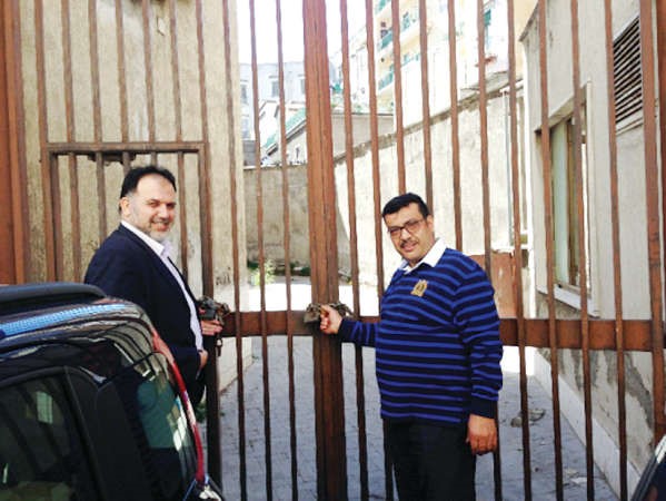 اعمير مع ممثل جمعية المهندسين في الموقع 