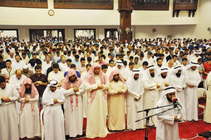 مشاري العفاسي يؤم المصلين في مسجد الراشد