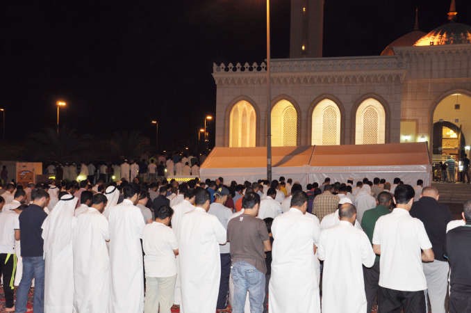 مصلون في الساحات الخارجية