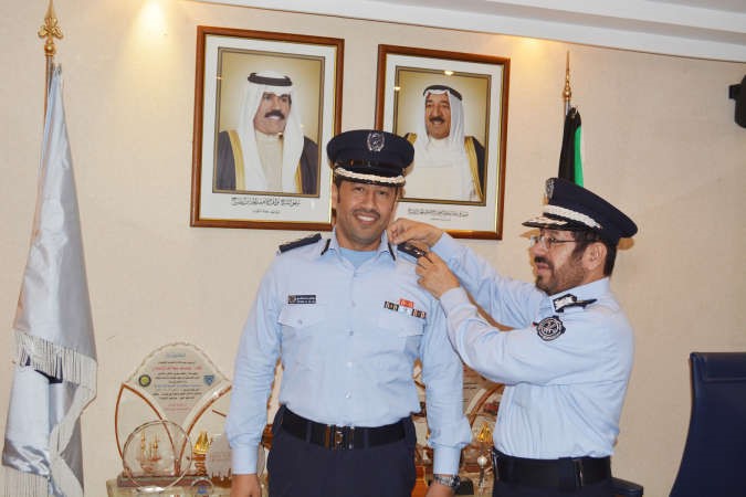 اللواء الانصاري يقلد ضابطا رتبته الجديدة 