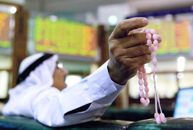 متداول في البورصة السعودية يجلس مرتاحا لقرار الدولة بفتح ابواب البورصة امام المستثمرين الاجانب اعتبارا من النصف الثاني من 2015 ﻿