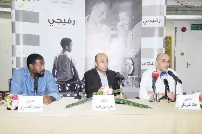 يعرب بورحمة يتوسط خالد البريكي وفيصل العميري في المؤتمر محمد خلوصي