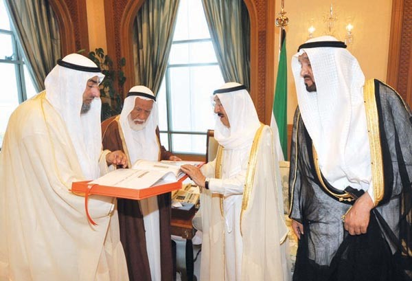 صاحب السمو الامير الشيخ صباح الاحمد يتسلم تقريرا عن جهود الرحمة العالمية في اغاثة الشعب السوري من حمود الرومي ويحيى العقيلي ومشعل الزيد