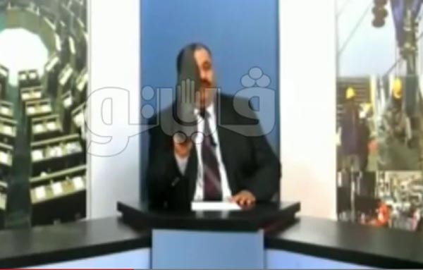 بالفيديو.. مذيع أردني يرفع حذاءه لتوفيق عكاشة على الهواء ويقول له: تفوو