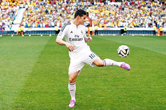 النجم الكولومبي جيمس رودريغيز يداعب الكرة خلال تقديمه لجماهير ريال مدريد رسميا 	اپ﻿