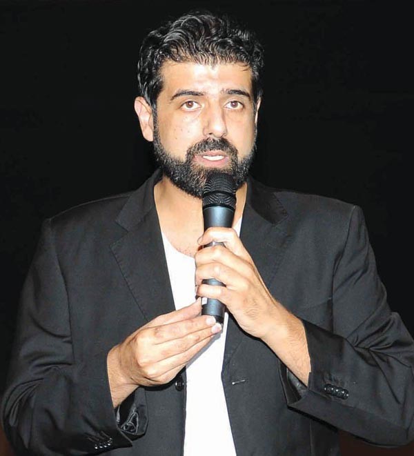احمد الخلف متحدثا خلال عرض الفيلم﻿