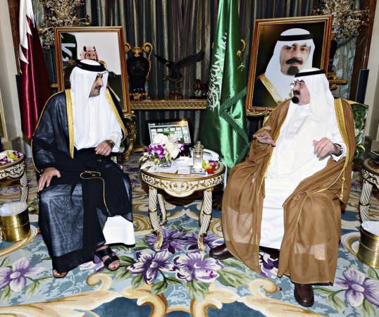 خادم الحرمين الشريفين الملك عبدالله بن عبدالعزيز خلال مباحثاته مع امير قطر الشيخ تميم بن حمد ال ثاني في جدة امس الاولرويترز
