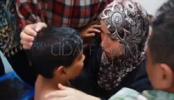 فيديو مؤثر ردة فعل أم من غزة فوجئت بابنها حياً بعد ان وصلها خبر استشهاده