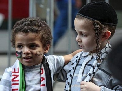 طفلان، يهودي وفلسطيني، جمعهما شعار الهاشتاغ