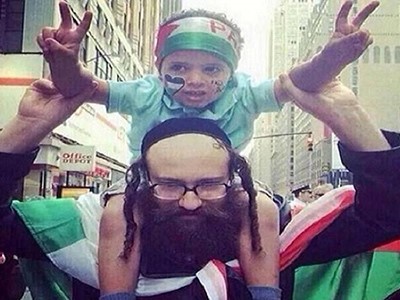 وصفحة الفيسبوك بشعار يهود وعرب يرفضون ان يكونوا اعداء دفعت بيهودي في نيويورك ليحمل على كتفه طفلا فلسطينيا يرفع شارة النصر