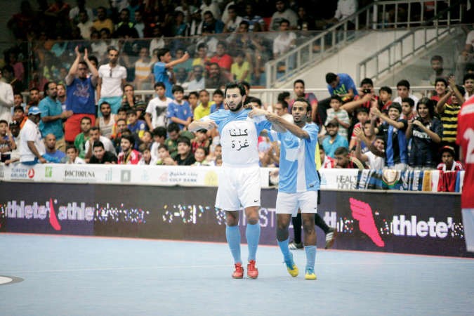 احد المشاركين في الدورة يرفع شعار كلنا غزة