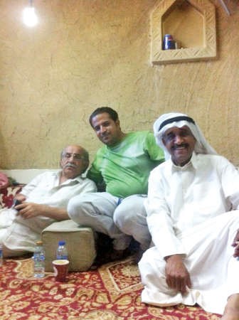 سعد العنزي يتوسط المخرج غافل فاضل والفنان محمد جابر﻿