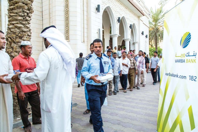 موظفو بنك وربة يشاركون في افطار صائم
