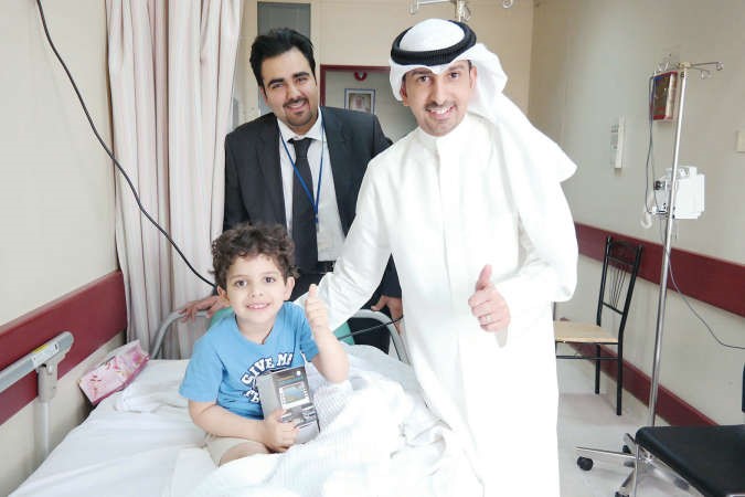  فريق من العلاقات العامة في المتحد يقدمون القرقيعان لاحد الاطفال المرضى﻿