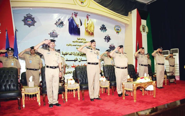 الفريق الفهد واللواء النواف وقيادات الداخلية خلال عزف السلام الوطني﻿