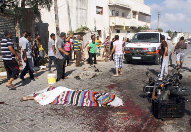 مسعفون يهرعون لانقاذ مصابين وحمل ضحايا العدوان الاسرائيلي على خان يونسامس افپ 