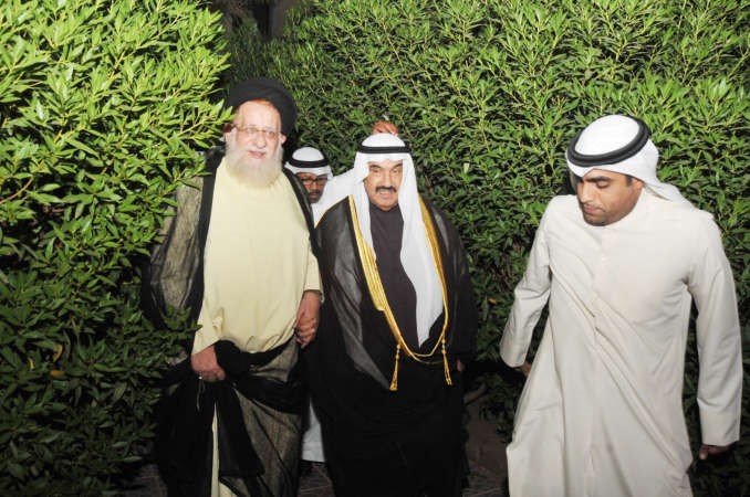 سمو الشيخ ناصر المحمد لدى وصوله الى ديوان المهري وفي استقباله السيد محمد المهري﻿