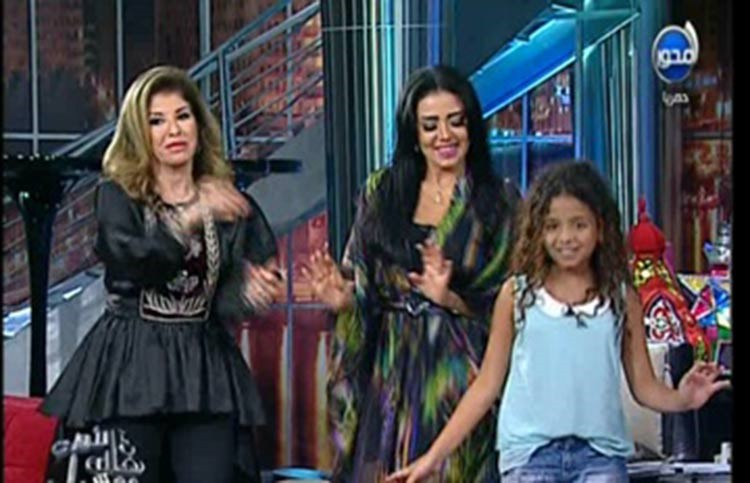 بالفيديو.. رانيا يوسف وابنتها نانسي ترقصان على الهواء في برنامج تلفزيوني