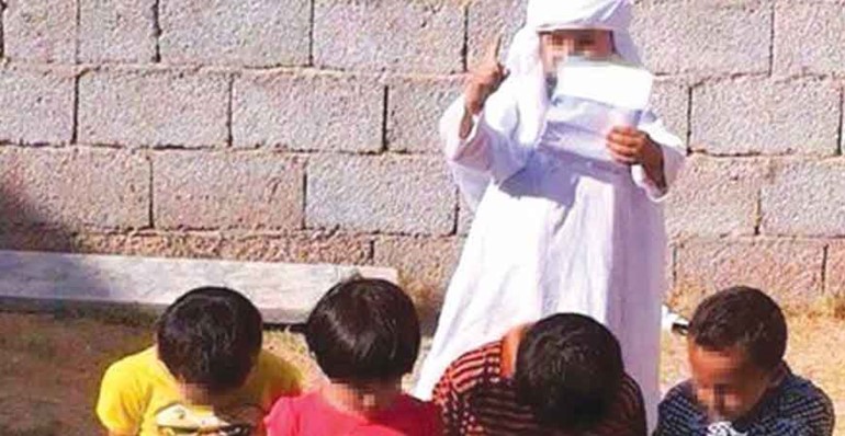 صورة: مقاطع "داعش" لـ "نحر" الأسرى بسكاكين يقلدها اطفال سعوديون