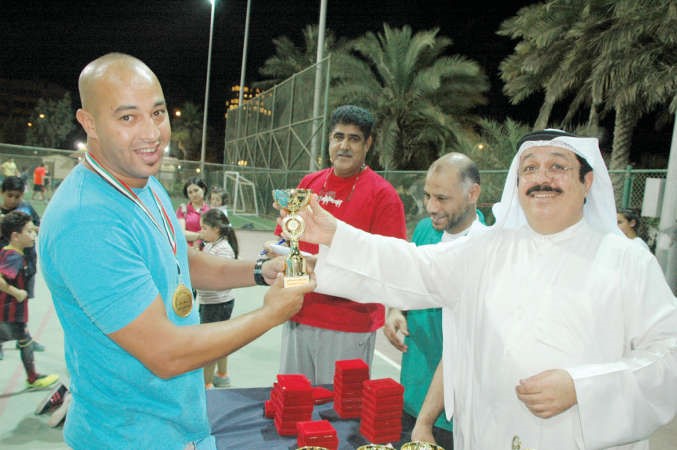 ويسلم الكاس لقائد فريق البرازيل﻿