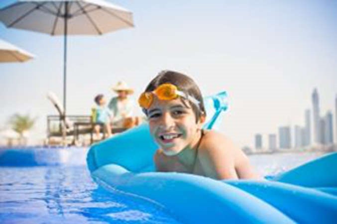 حمام السباحة متعة للاطفال﻿