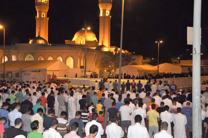جانب من المصلين خارج مسجد الراشد﻿