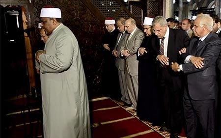 بالفيديو.. رئيس وزراء مصر يصاب بدوار ويفقد توازنه أثناء صلاته بـ«الأزهر»