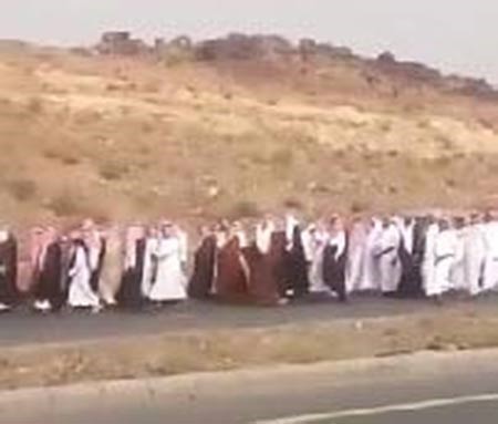 بالفيديو.. جموع غفيرة من السعوديين تشارك في زفة عريس على طريق سريع