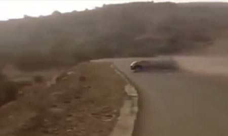 بالفيديو.. شاب يصور لحظة سقوط سيارة صديقه "المقحص" في أحد الاودية