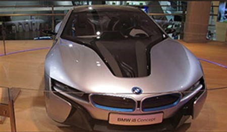 سيارة بي ام دبليو I8 وتعتبر سيارة ذات مفهوم رياضي، ومن المقرر ان تعرض السيارة للبيع في اب اغسطس العام 2014