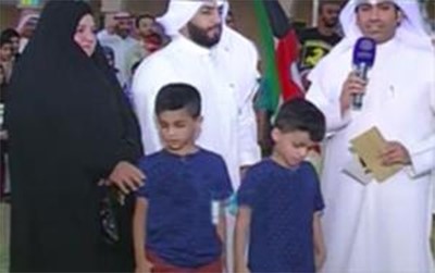 بالفيديو .."هوشة" طريفة بين طفلين على الهواء مباشرة في «قصر نايف»
