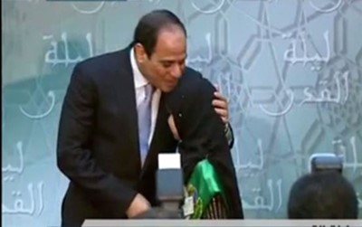 بالفيديو.. السيسي يقبل رأس أصغر فائزة في مسابقة القرآن