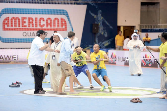 الجمهور يشارك في مسابقة شد الحبل﻿