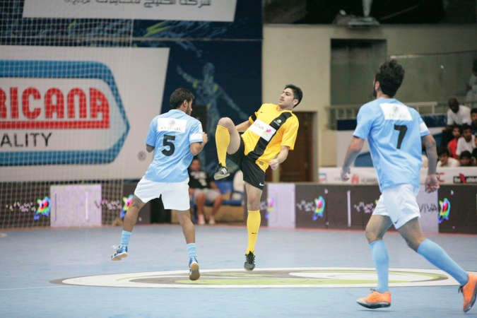 عبدالرحمن المسبحي يحاول قطع الكرة﻿