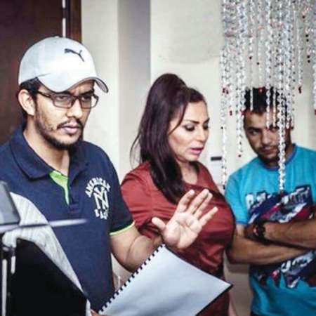 المخرج محمد البكر في لوكيشن التصوير مع الفنانة زهرة الخرجي