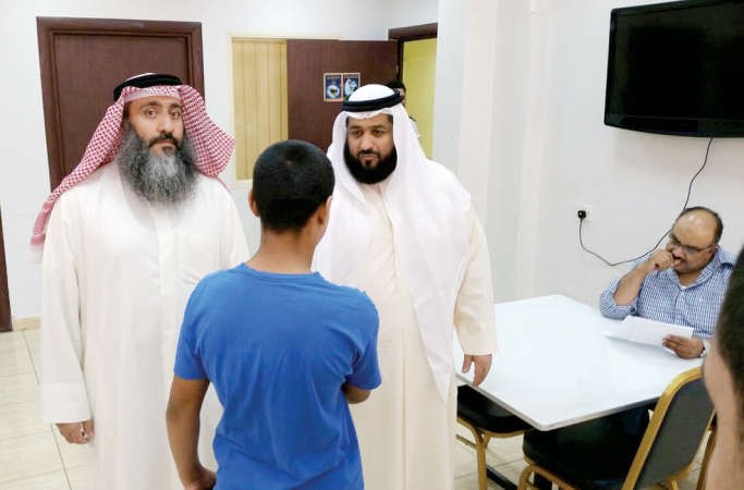 تقديم الهدايا للنزلاء