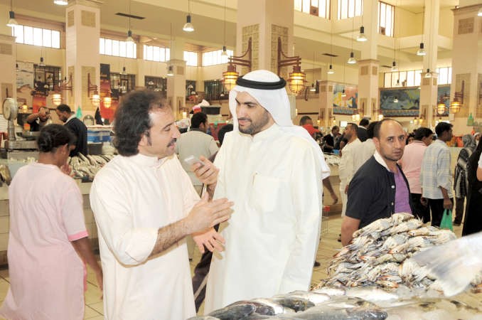 احد رواد السوق يتحدث للزميل محمد راتب﻿