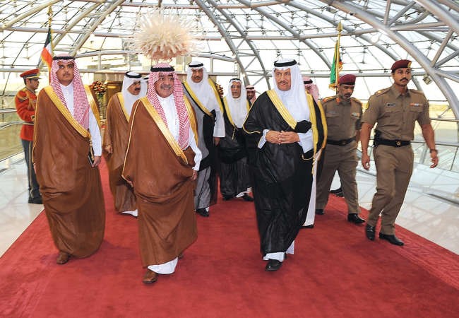 سمو الشيخ جابر المبارك مستقبلا صاحب السمو الملكي الامير مقرن بن عبدالعزيز لدى وصوله الى ارض المطار امس﻿