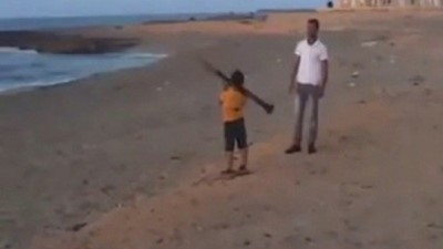 بالفيديو .. طفل ليبي يتلقى درسا تطبيقيا في إطلاق "آر بي جي"